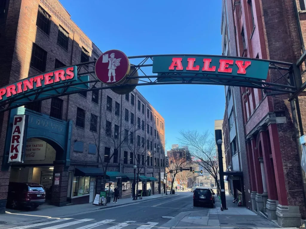 “The Ultimate Printers Alley Nashville Restaurant Guide (2025 Edition)”