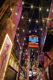 “Discover Nashville’s Printer’s Alley: Music, Bars, and Hidden Stories”